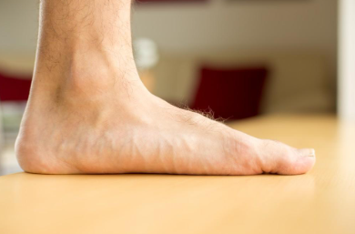 【What is Flat Feet?】Understanding the causes of flat feet, learning the methods for correcting and treating flat feet, and discovering recommended flat feet shoes for individuals.
