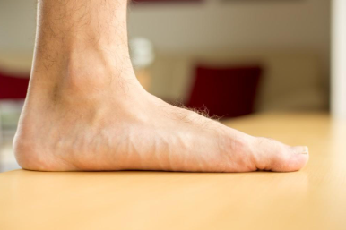 【What is Flat Feet?】Understanding the causes of flat feet, learning the methods for correcting and treating flat feet, and discovering recommended flat feet shoes for individuals.